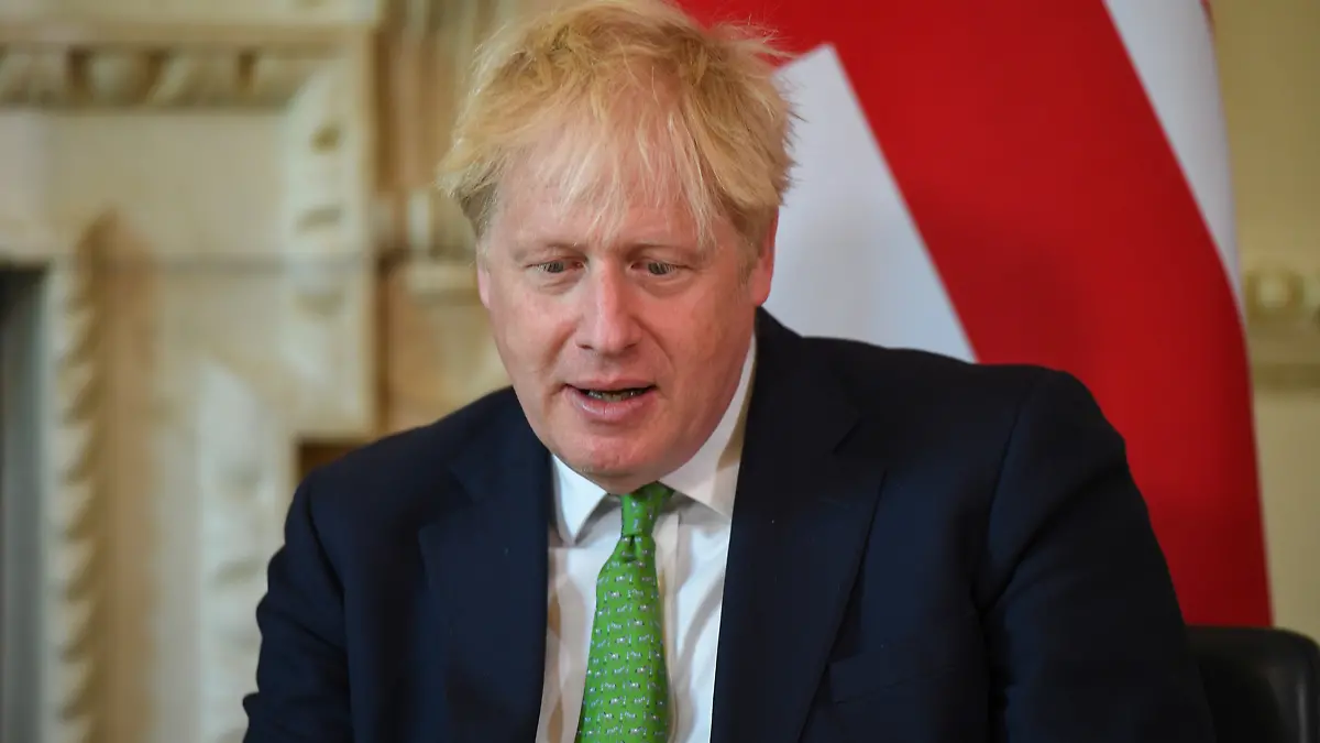 Debo seguir adelante y eso haré, dice Boris Johnson mientras su gabinete se deshace